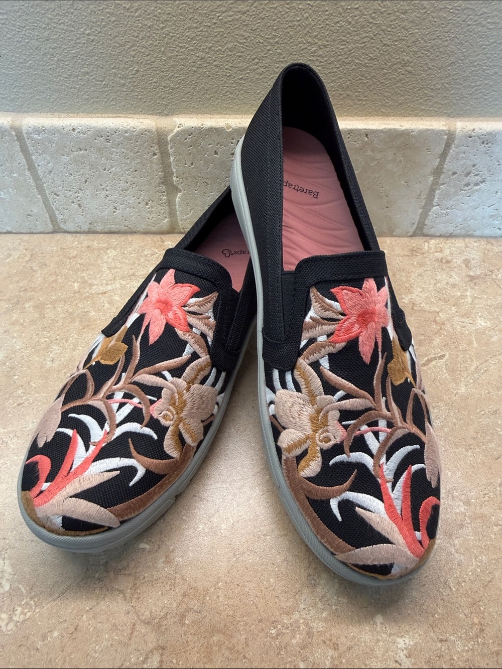 BareTraps Black Slip-On Flats with Pink and Tan Floral Embroidery Sz9.5
